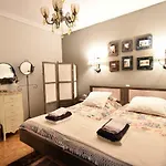아파트 Queens Bed&rest Luxury